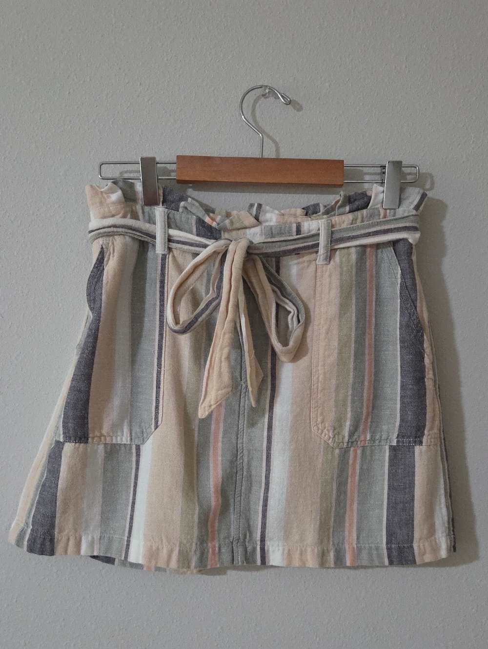 American Eagle Outfitters Striped Paperbag Mini Skirt in Cream and Gray